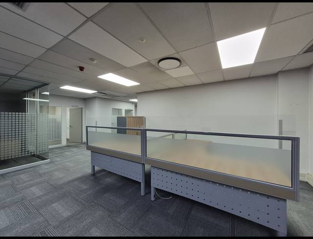 6,233M² OFFICE FOR SALE IN HYDE PARK